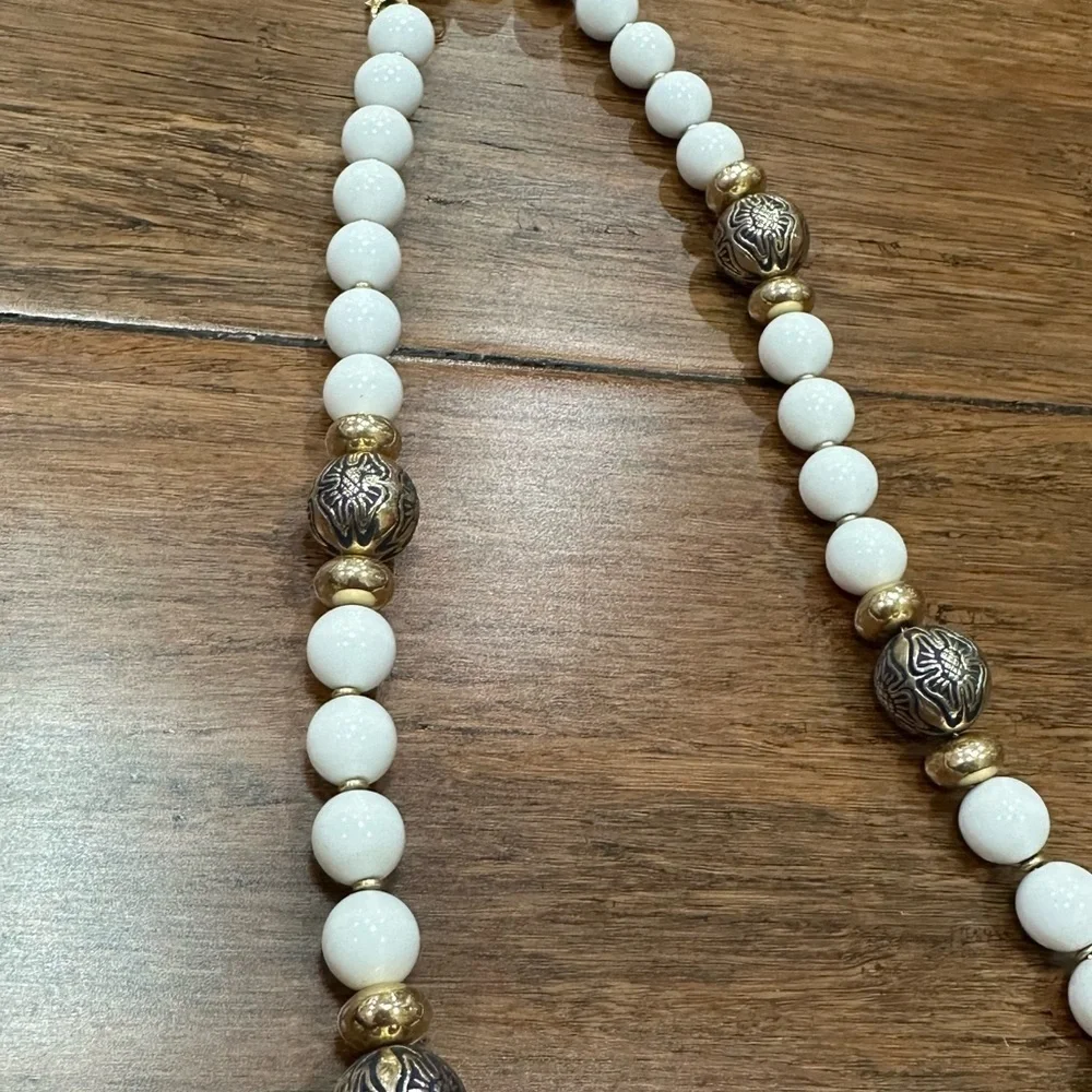 Vintage Timeless White and Gold Necklace with Classic Beads